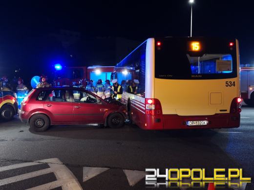 Zderzenie autobusu z osobówką na skrzyżowaniu w Opolu 