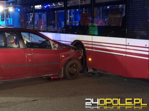 Zderzenie autobusu z osobówką na skrzyżowaniu w Opolu 