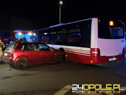Zderzenie autobusu z osobówką na skrzyżowaniu w Opolu 