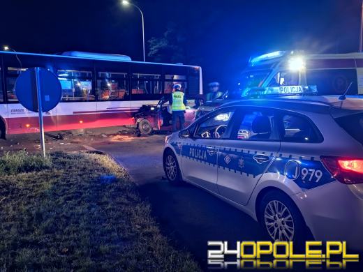 Zderzenie autobusu z osobówką na skrzyżowaniu w Opolu 