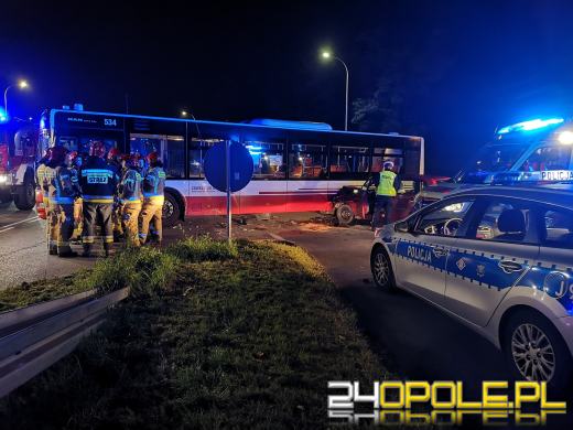 Zderzenie autobusu z osobówką na skrzyżowaniu w Opolu 