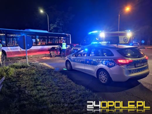 Zderzenie autobusu z osobówką na skrzyżowaniu w Opolu 