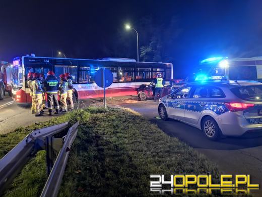 Zderzenie autobusu z osobówką na skrzyżowaniu w Opolu 