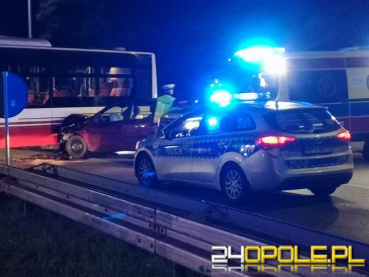 Zderzenie autobusu z osobówką na skrzyżowaniu w Opolu 
