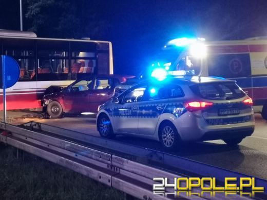 Zderzenie autobusu z osobówką na skrzyżowaniu w Opolu 