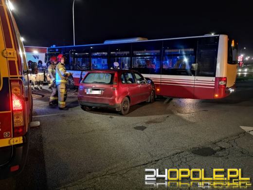 Zderzenie autobusu z osobówką na skrzyżowaniu w Opolu 