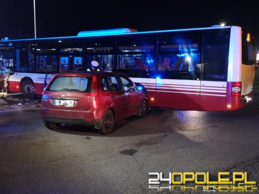 Zderzenie autobusu z osobówką na skrzyżowaniu w Opolu 
