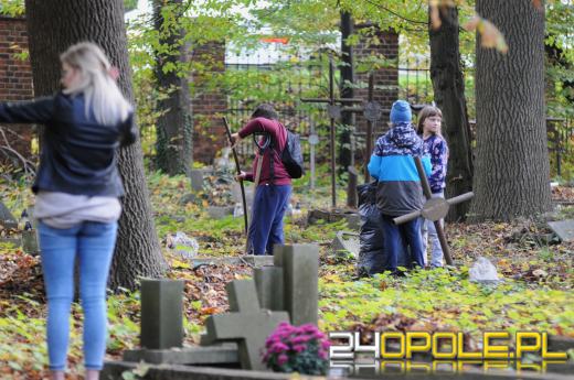 Po raz 13. odbyła się akcja sprzątania zabytkowego cmentarza przy Wrocławskiej