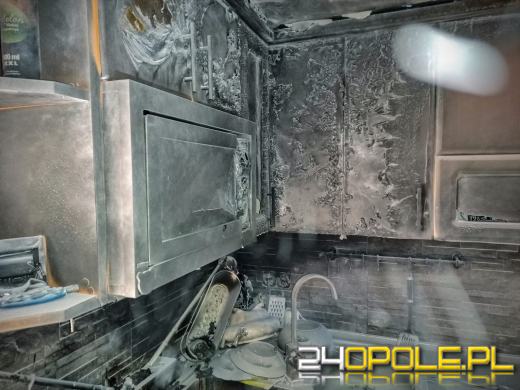 Pożar budynku w powiecie oleskim. Ewakuowano kobietę i niemowlę