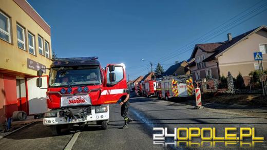 Pożar budynku w powiecie oleskim. Ewakuowano kobietę i niemowlę
