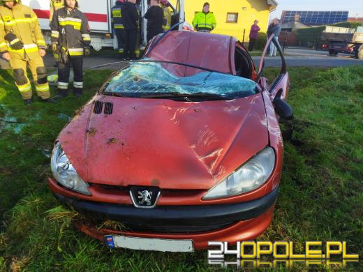 Niebezpieczne dachowanie w gminie Turawa. Poszkodowane 6-letnie dziecko