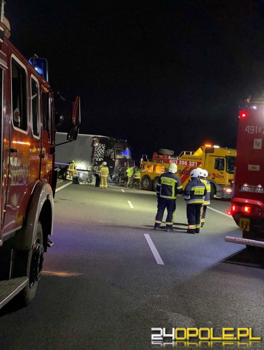 A4 odblokowana po zderzeniu dwóch samochodów ciężarowych 