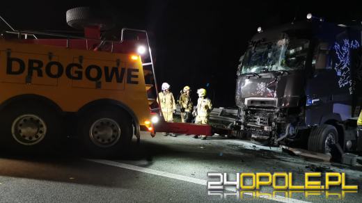 A4 odblokowana po zderzeniu dwóch samochodów ciężarowych 