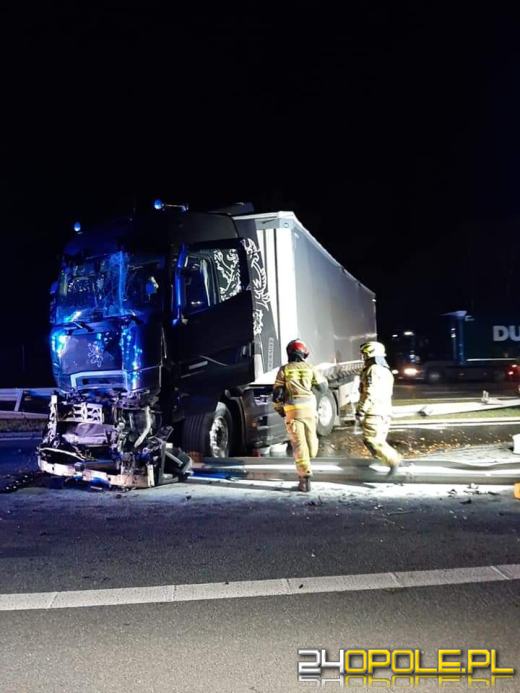 A4 odblokowana po zderzeniu dwóch samochodów ciężarowych 