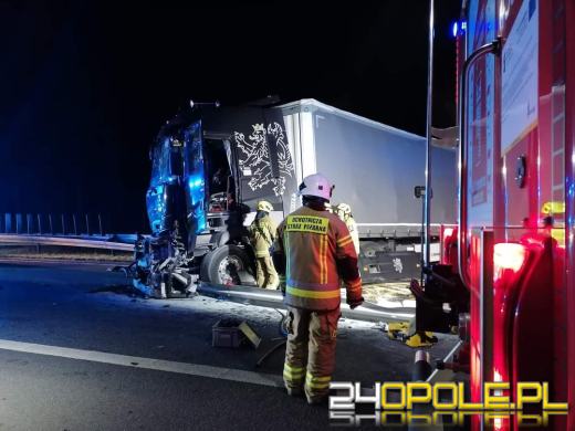 A4 odblokowana po zderzeniu dwóch samochodów ciężarowych 