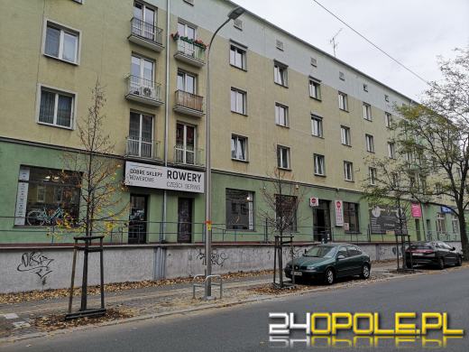 Nowe oświetlenie na Kośnego w Opolu postawiono na...miejscach parkingowych