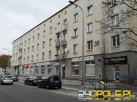 Nowe oświetlenie na Kośnego w Opolu postawiono na...miejscach parkingowych