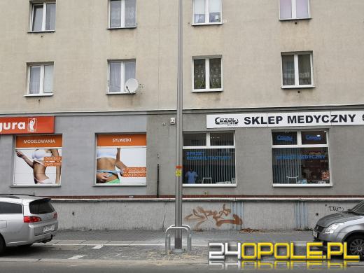 Nowe oświetlenie na Kośnego w Opolu postawiono na...miejscach parkingowych