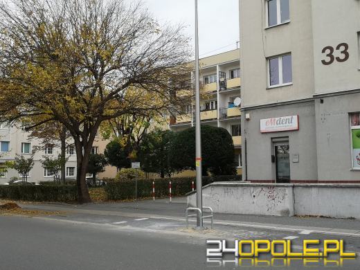 Nowe oświetlenie na Kośnego w Opolu postawiono na...miejscach parkingowych