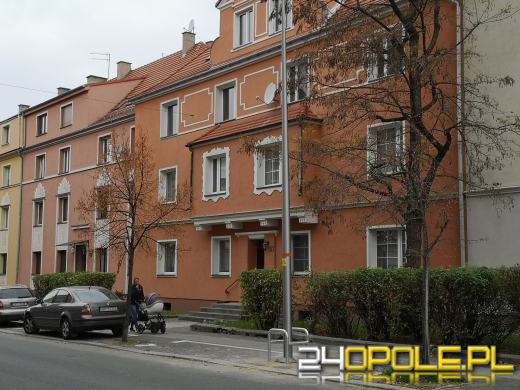 Nowe oświetlenie na Kośnego w Opolu postawiono na...miejscach parkingowych