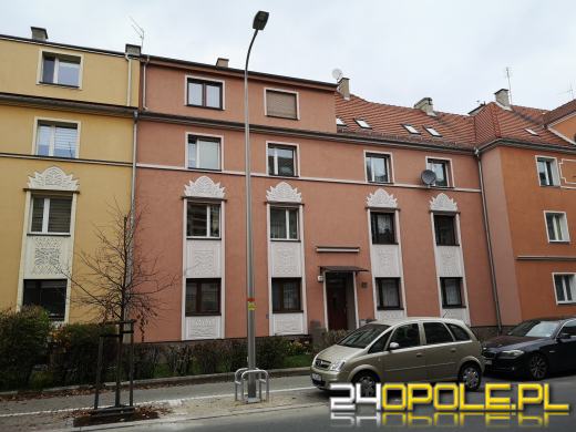 Nowe oświetlenie na Kośnego w Opolu postawiono na...miejscach parkingowych