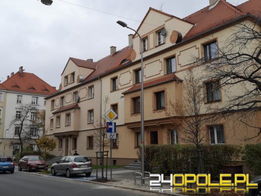 Nowe oświetlenie na Kośnego w Opolu postawiono na...miejscach parkingowych