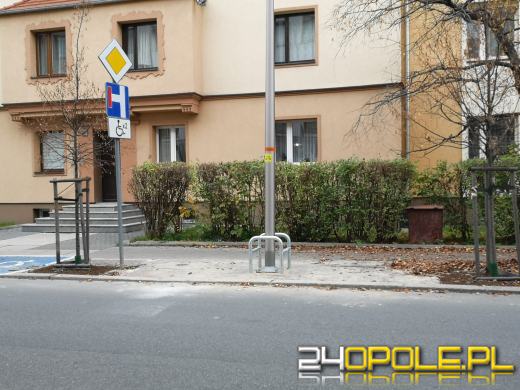 Nowe oświetlenie na Kośnego w Opolu postawiono na...miejscach parkingowych