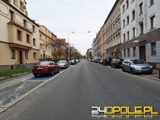 Nowe oświetlenie na Kośnego w Opolu postawiono na...miejscach parkingowych