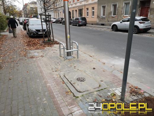 Nowe oświetlenie na Kośnego w Opolu postawiono na...miejscach parkingowych