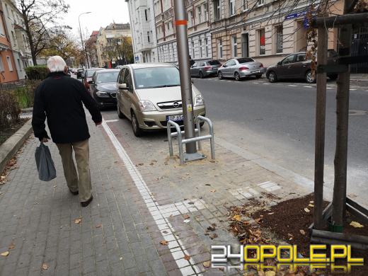 Nowe oświetlenie na Kośnego w Opolu postawiono na...miejscach parkingowych