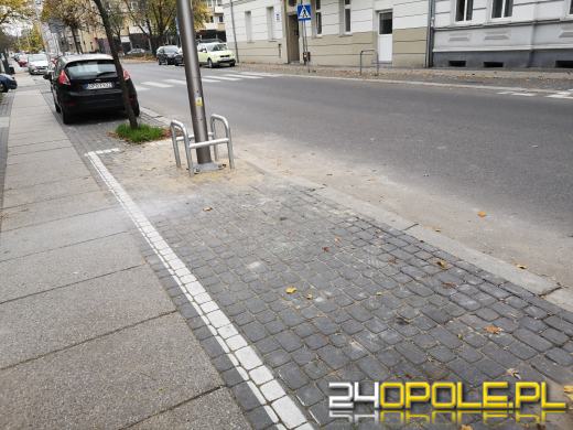 Nowe oświetlenie na Kośnego w Opolu postawiono na...miejscach parkingowych