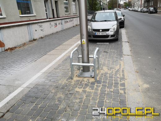 Nowe oświetlenie na Kośnego w Opolu postawiono na...miejscach parkingowych