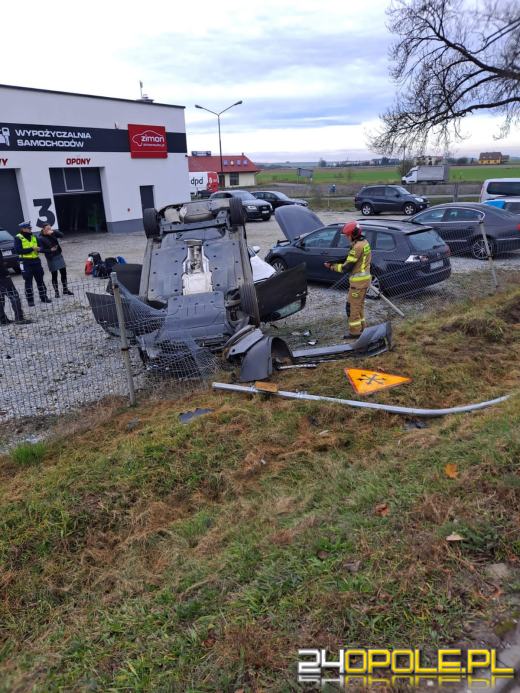 Dachowanie w Suchej. Auto z drogi wpadło na pojazdy w serwisie samochodowym