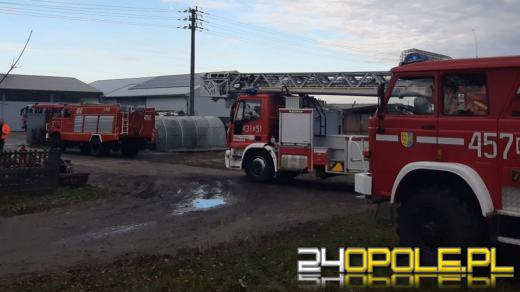 Kopalina: 10 jednostek straży gasi pożar silosu ze zbożem