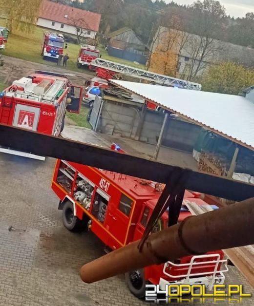 Kopalina: 10 jednostek straży gasi pożar silosu ze zbożem