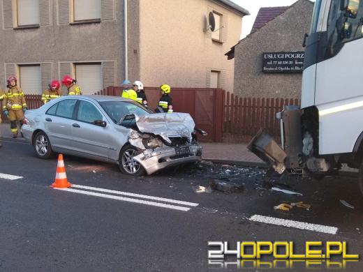 Czołowe zderzenie samochodu ciężarowego i osobówki w Dobrzeniu Wielkim