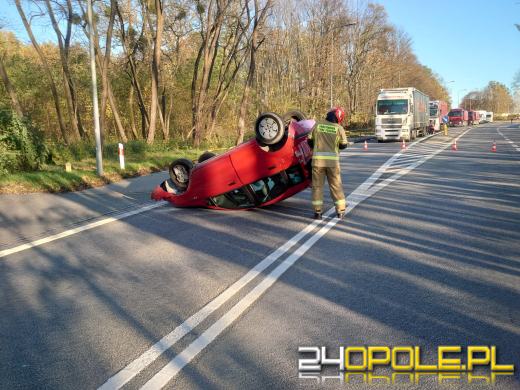 Kierująca osobówką straciła panowanie nad kierownicą. Auto dachowało