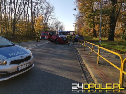 Kierująca osobówką straciła panowanie nad kierownicą. Auto dachowało