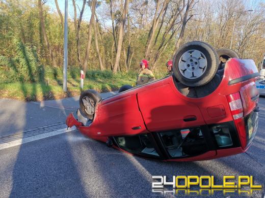 Kierująca osobówką straciła panowanie nad kierownicą. Auto dachowało