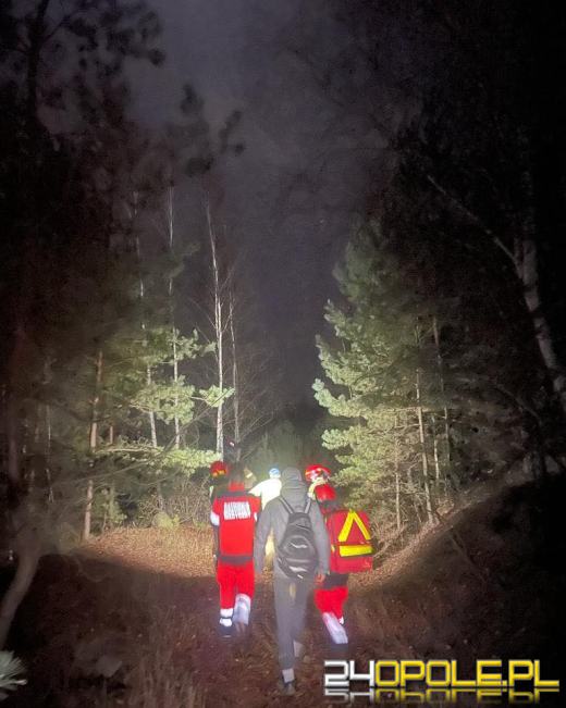 Nocna akcja ratowników ciężkich warunkach. Uratowano poszkodowanego survivalowca