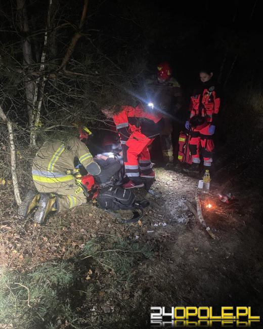 Nocna akcja ratowników ciężkich warunkach. Uratowano poszkodowanego survivalowca