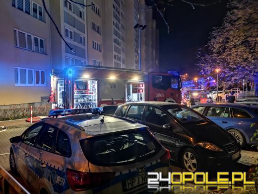 Pożar mieszkania na Chabrach. Trwa akcja strażaków