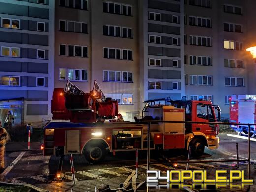 Pożar mieszkania na Chabrach. Trwa akcja strażaków
