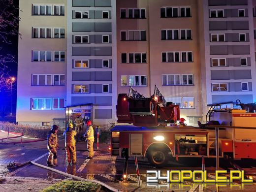 Pożar mieszkania na Chabrach. Trwa akcja strażaków