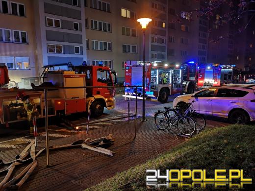 Pożar mieszkania na Chabrach. Trwa akcja strażaków