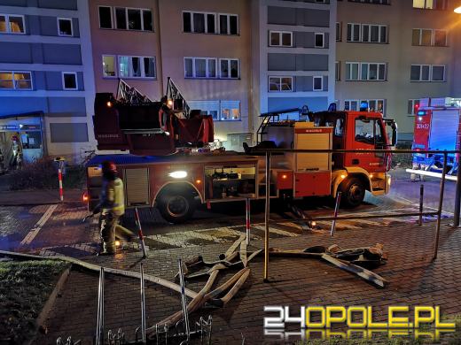 Pożar mieszkania na Chabrach. Trwa akcja strażaków