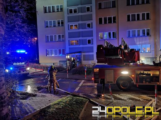 Pożar mieszkania na Chabrach. Trwa akcja strażaków