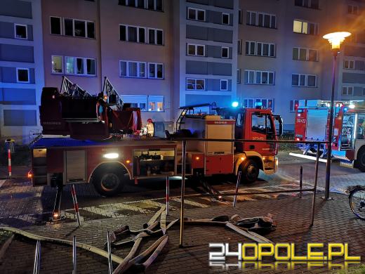 Pożar mieszkania na Chabrach. Trwa akcja strażaków