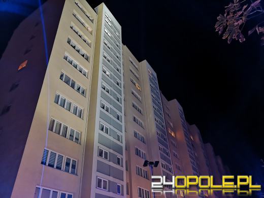 Pożar mieszkania na Chabrach. Trwa akcja strażaków