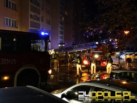 Pożar mieszkania na Chabrach. Trwa akcja strażaków